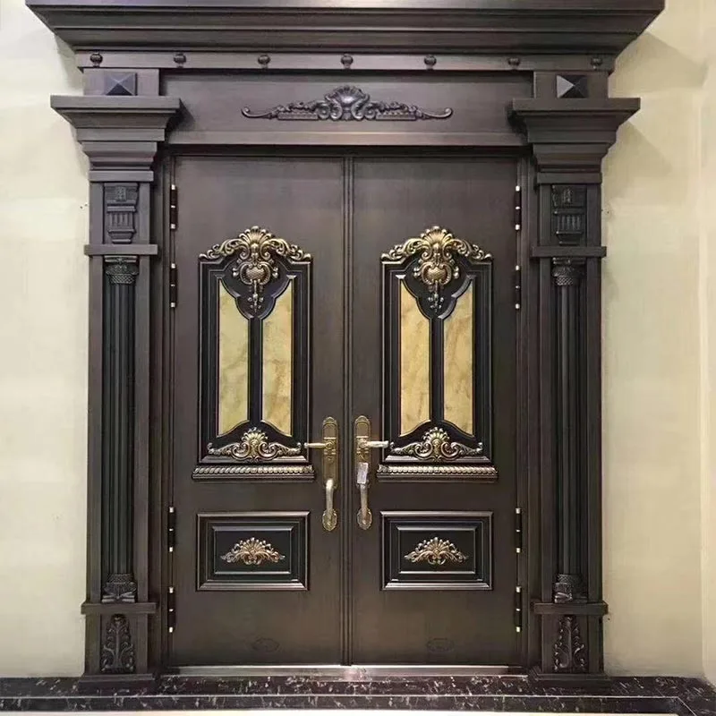 Porta de entrada esculpida em cobre-alumínio